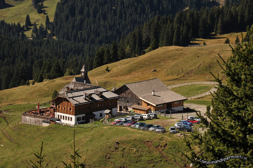 124 Zoom sul Rifugio Zallinger.JPG